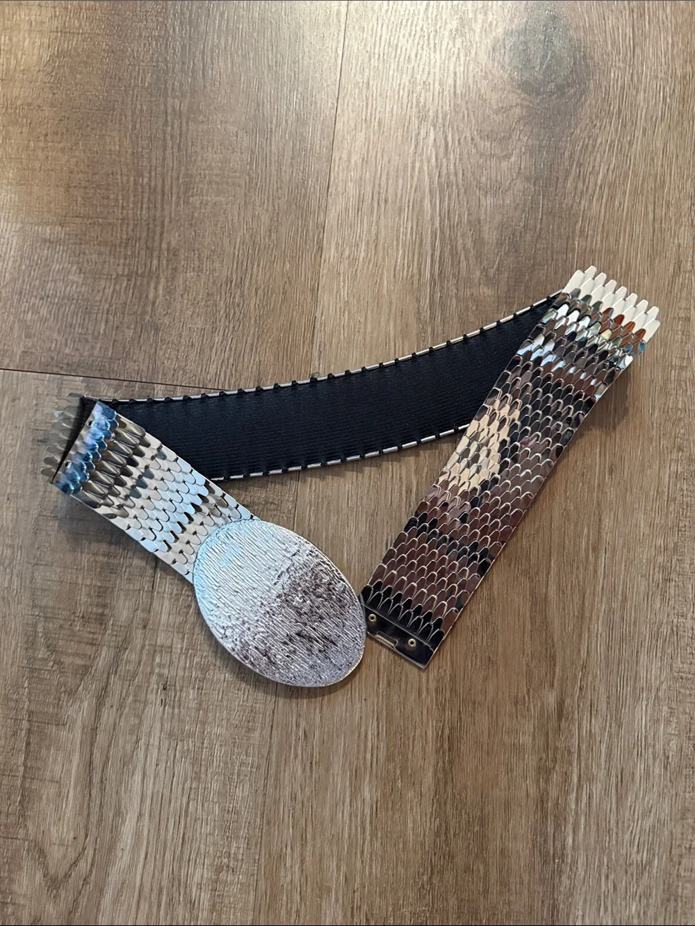 Vintage 1980s silver-tone metallic stretch belt with a fish scale design